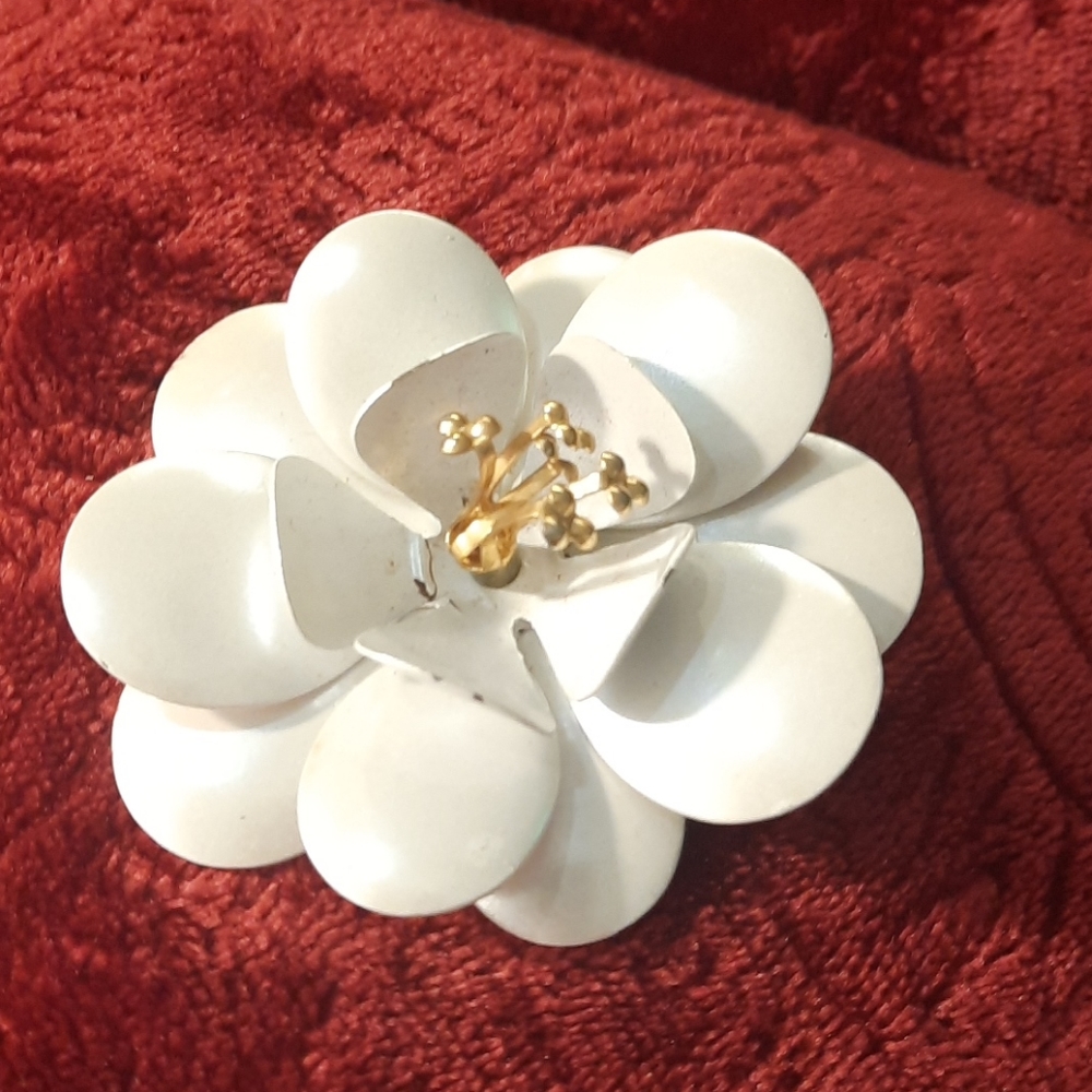 White Metal Flower Brooch/Pin